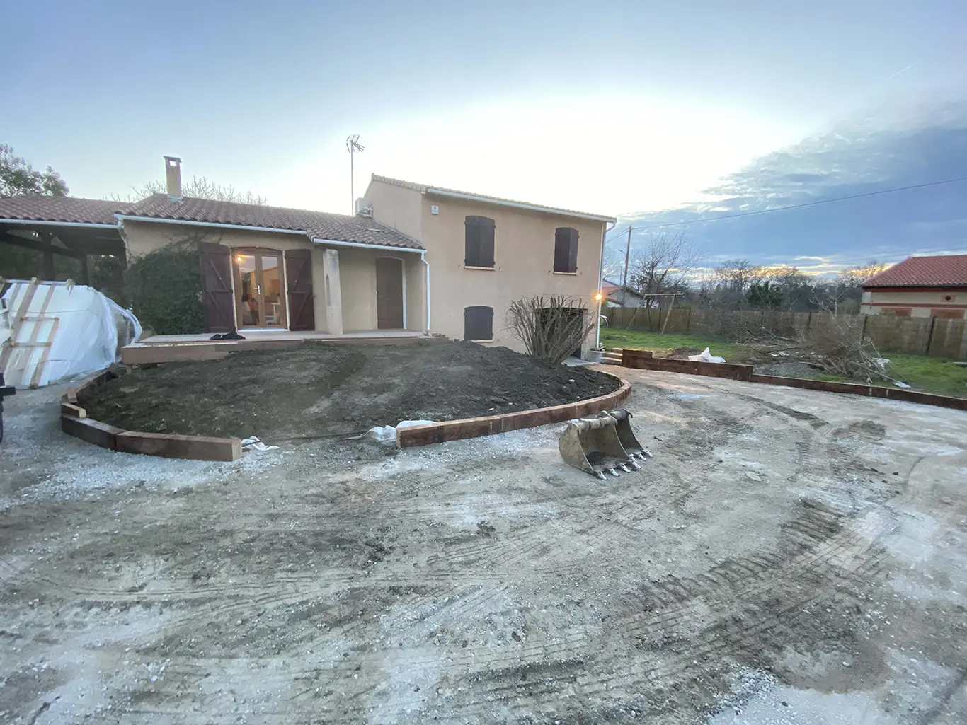 Paysagiste à Eaunes rénovation cour de maison massif plantation escalier et terrasse en bois