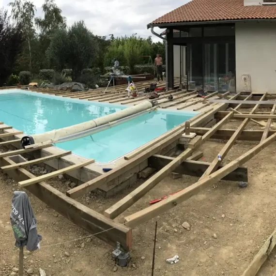 maçonnerie paysagère terrasse bois piscine