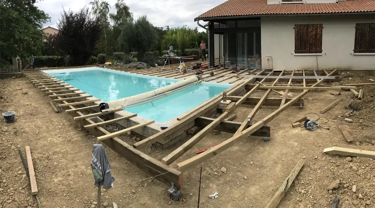 maçonnerie paysagère terrasse bois piscine