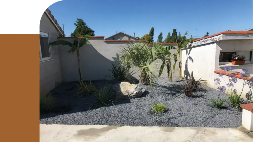 massif plantes gravillon jardin aménagement extérieur